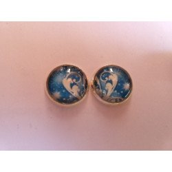 Boucles d'oreilles argent clou feuilles blanches fond bleu profond