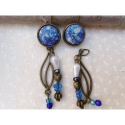 Boucles d'oreilles 2 paires en 1, un superbe fond bleu foncé tacheté de gouttes d'eau blanches